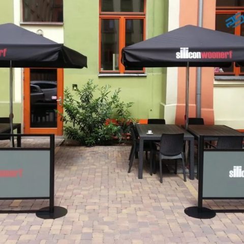 Płotki restauracyjne w nowoczesnych lokalach – jak zmieniają organizację przestrzeni?