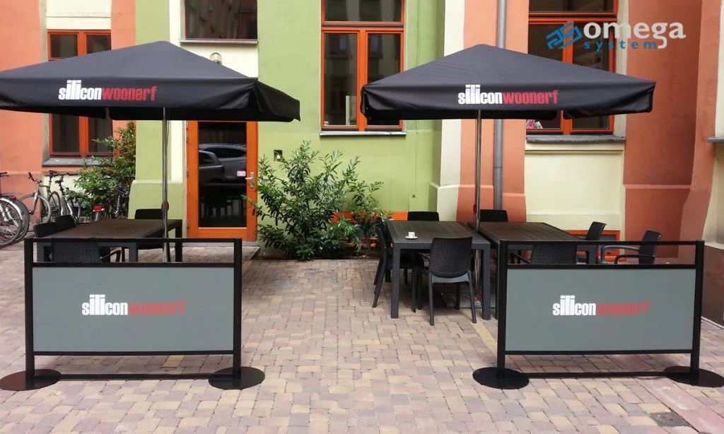 Płotki restauracyjne w nowoczesnych lokalach – jak zmieniają organizację przestrzeni?